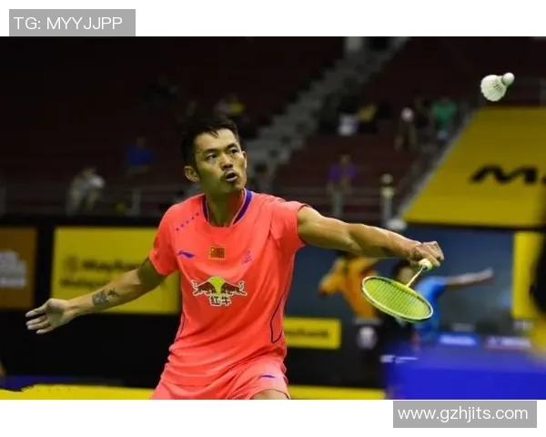 林丹与足球明星亲密合影展现运动员间的友谊与激情