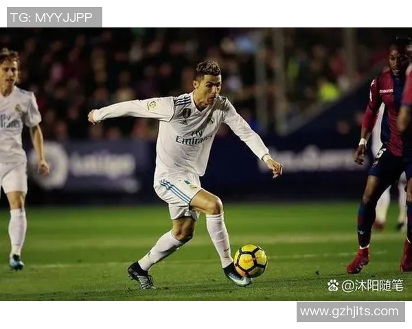 足球明星C罗的短袖时尚魅力与运动表现的完美结合